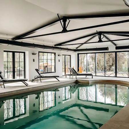De Luxe Avec Piscine Couverte, Vue *